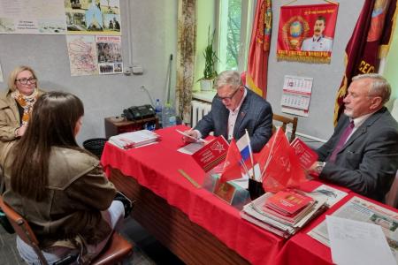 Московская область. Депутат КПРФ Александр Наумов в рамках полномочий поддержал пришедших на прием жителей Можайска