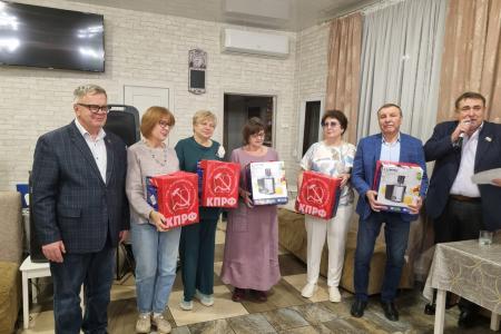 Руководитель фракции КПРФ в Мособлдуме Александр Наумов поздравил преподавателей МФЮИ в городе Ступино с Днем учителя