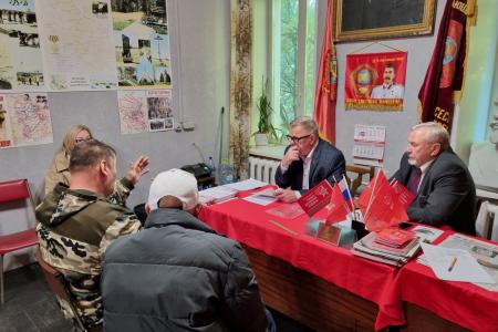 Московская область. Депутат КПРФ Александр Наумов в рамках полномочий поддержал пришедших на прием жителей Можайска