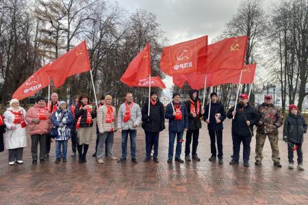 В Костроме в честь Дня Комсомола состоялось торжественное возложение цветов к памятнику В.И. Ленина