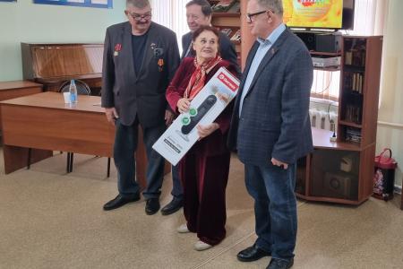Руководитель фракции КПРФ в Мособлдуме Александр Наумов поздравил жителей Каширы с Днем пожилого человека
