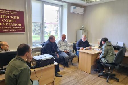 Руководитель фракции КПРФ в Мособлдуме Александр Наумов во время приема граждан оказал помощь жителям подмосковных Озер