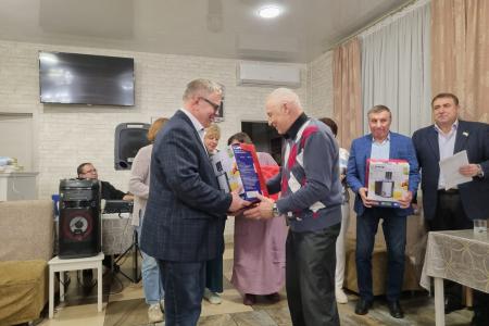 Руководитель фракции КПРФ в Мособлдуме Александр Наумов поздравил преподавателей МФЮИ в городе Ступино с Днем учителя