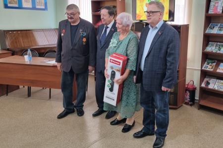 Руководитель фракции КПРФ в Мособлдуме Александр Наумов поздравил жителей Каширы с Днем пожилого человека
