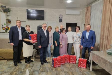Руководитель фракции КПРФ в Мособлдуме Александр Наумов поздравил преподавателей МФЮИ в городе Ступино с Днем учителя