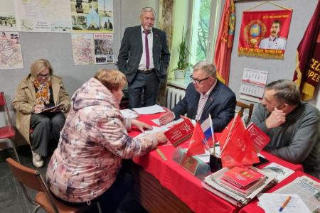 Московская область. Депутат КПРФ Александр Наумов в рамках полномочий поддержал пришедших на прием жителей Можайска