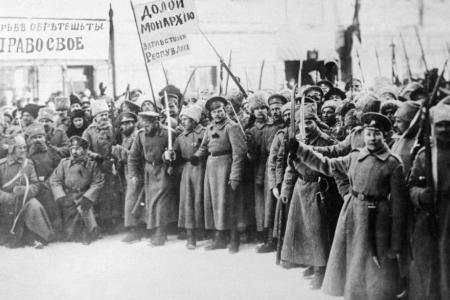 "Собакам и нижним чинам вход воспрещён". Историк Ярослав Листов о реальной жизни простых людей в царской России