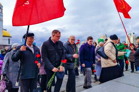 Свердловские коммунисты и комсомольцы возложили цветы к памятнику Комсомолу Урала