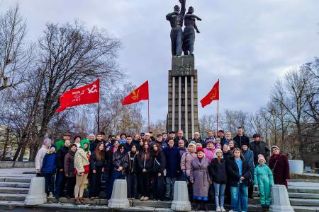 Свердловские коммунисты и комсомольцы возложили цветы к памятнику Комсомолу Урала