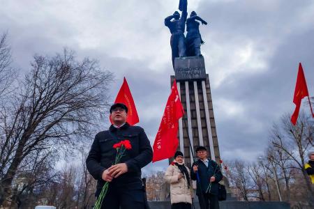 Свердловские коммунисты и комсомольцы возложили цветы к памятнику Комсомолу Урала