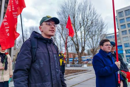 Свердловские коммунисты и комсомольцы возложили цветы к памятнику Комсомолу Урала