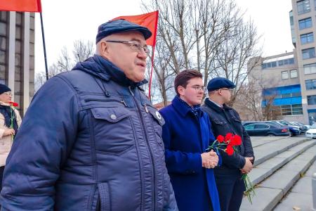 Свердловские коммунисты и комсомольцы возложили цветы к памятнику Комсомолу Урала
