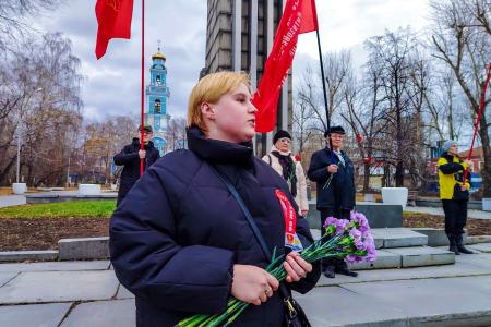 Свердловские коммунисты и комсомольцы возложили цветы к памятнику Комсомолу Урала