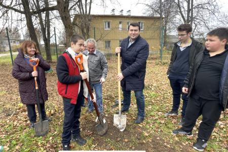Олег Лебедев подарил портрет М.И. Калинина школе в деревне Верхняя Троица и принял участие в высадке сирени сорта «Михаил Калинин»