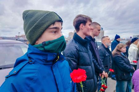Свердловские коммунисты и комсомольцы возложили цветы к памятнику Комсомолу Урала