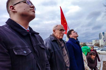 Свердловские коммунисты и комсомольцы возложили цветы к памятнику Комсомолу Урала