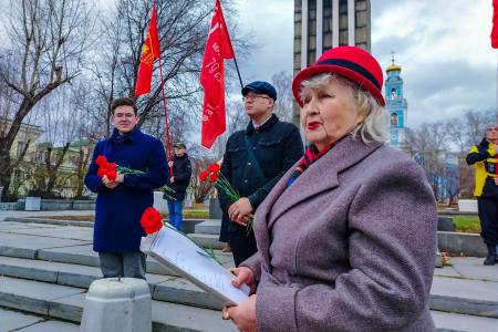 Свердловские коммунисты и комсомольцы возложили цветы к памятнику Комсомолу Урала