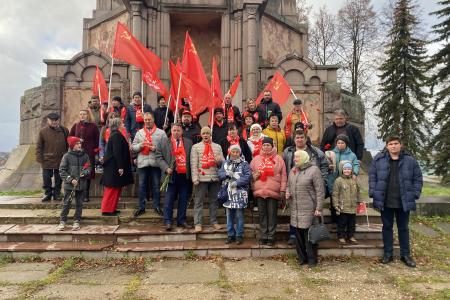 В Костроме в честь Дня Комсомола состоялось торжественное возложение цветов к памятнику В.И. Ленина