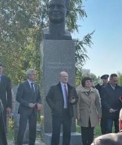 Первый секретарь Московского обкома КПРФ Николай Васильев принял участие в открытии памятника Герою Советского Союза Герману Титову
