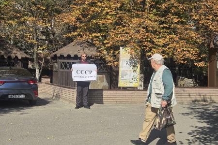 В 32-ю годовщину трагических событий «черного октября» 93-го сталинградские коммунисты вышли на улицы города с одиночными пикетами