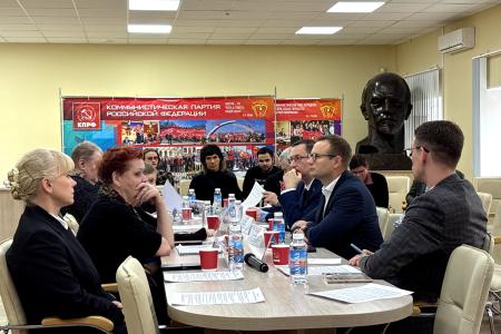 В Санкт-Петербургском горкоме КПРФ депутаты и эксперты обсудили проблемы массового спорта