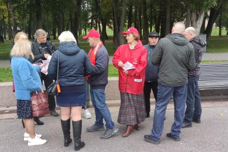 Акцию «Красные в городе» новгородские коммунисты приурочили к трагическим событиям «чёрного октября» 1993 года