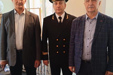 Коммунист-депутат Госдумы Н.И. Осадчий в Южном речном порту Москвы вручил Благодарственные письма лидера КПРФ Г.А. Зюганова