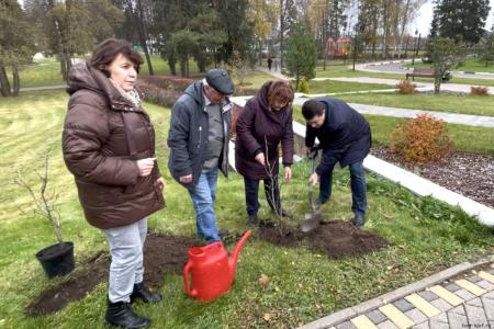 Олег Лебедев подарил портрет М.И. Калинина школе в деревне Верхняя Троица и принял участие в высадке сирени сорта «Михаил Калинин»