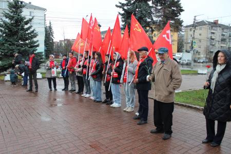 Калужские коммунисты провели митинг и автопробег в честь Дня рождения Ленинского Комсомола