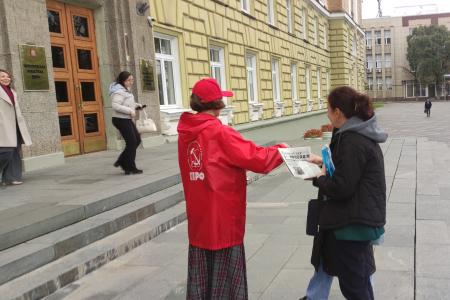 Акцию «Красные в городе» новгородские коммунисты приурочили к трагическим событиям «чёрного октября» 1993 года