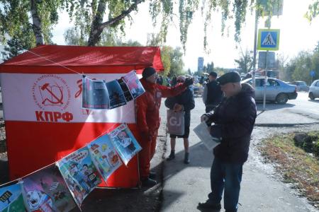 Красные палатки в Омске: В память защитников Дома Советов