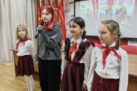 В Екатеринбурге прошла встреча ветеранов комсомола с активистами ЛКСМ РФ