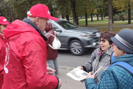 Акцию «Красные в городе» новгородские коммунисты приурочили к трагическим событиям «чёрного октября» 1993 года