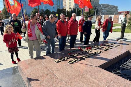 В Краснодаре активисты КПРФ и беспартийные патриоты почтили память павших защитников Советской власти в октябре 93-го