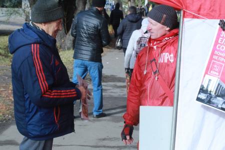 Красные палатки в Омске: В память защитников Дома Советов