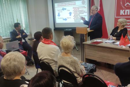 Член Президиума ЦК КПРФ Сергей Обухов выступил перед новгородскими коммунистами