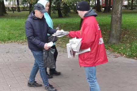 Акцию «Красные в городе» новгородские коммунисты приурочили к трагическим событиям «чёрного октября» 1993 года