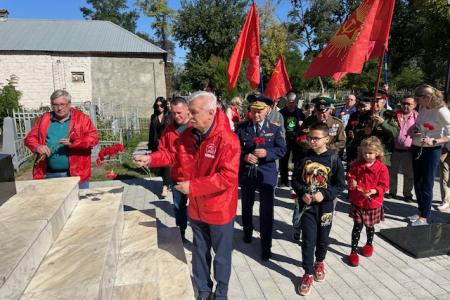 В Краснодаре активисты КПРФ и беспартийные патриоты почтили память павших защитников Советской власти в октябре 93-го