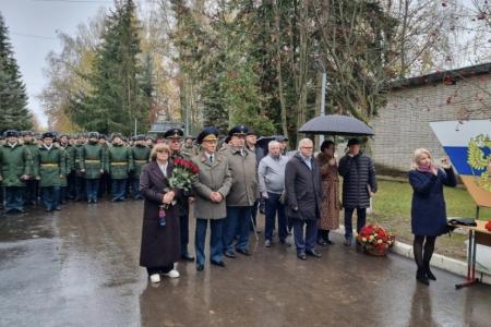 Руководитель фракции КПРФ в Московской областной Думе Александр Наумов поздравил военнослужащих с Днем военного связиста