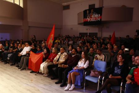 4 октября 2025 года в Москве при поддержке КПРФ прошел совместный концерт народного ансамбля «Гренада» и турецкой группы «Груп Йорум»