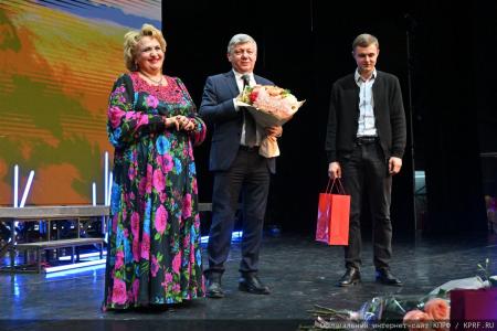 Дмитрий Новиков приветствовал народную артистку России Надежду Крыгину и участников её творческого вечера
