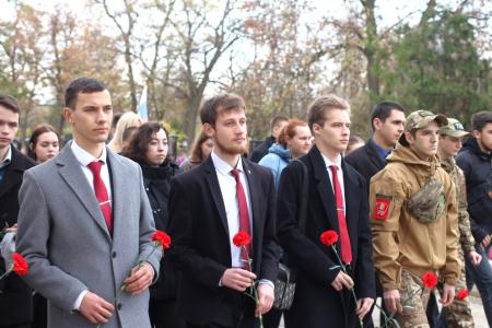 В Луганске прошла гражданская панихида в память о павших комсомольцах