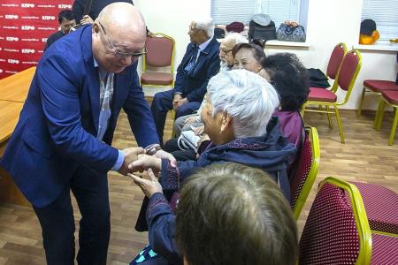 Коммунисты Калмыкии поздравили ветеранов с Международным днем пожилых людей
