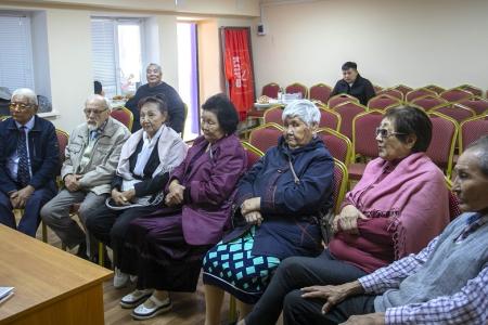 Коммунисты Калмыкии поздравили ветеранов с Международным днем пожилых людей