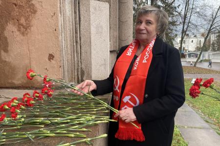 В Костроме в честь Дня Комсомола состоялось торжественное возложение цветов к памятнику В.И. Ленина