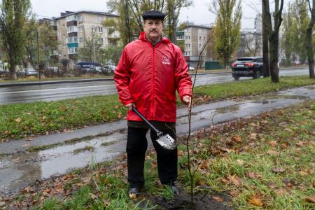 В Курске коммунисты и комсомольцы высадили деревья на Аллее Славы в честь 107-летия ВЛКСМ