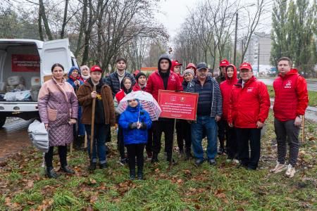 В Курске коммунисты и комсомольцы высадили деревья на Аллее Славы в честь 107-летия ВЛКСМ