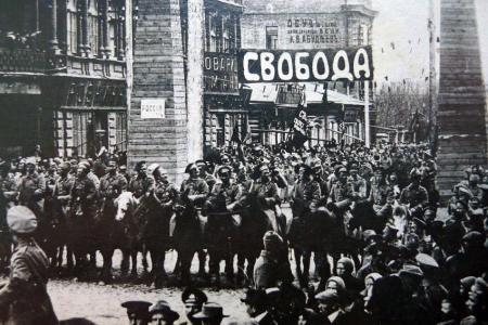 "Собакам и нижним чинам вход воспрещён". Историк Ярослав Листов о реальной жизни простых людей в царской России
