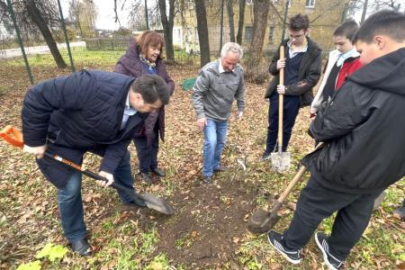 Олег Лебедев подарил портрет М.И. Калинина школе в деревне Верхняя Троица и принял участие в высадке сирени сорта «Михаил Калинин»