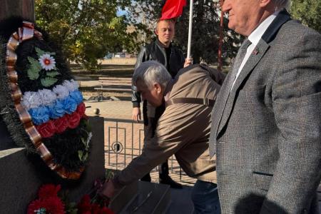 Память «Черного октября»: Донецкие коммунисты почтили память защитников Советской власти